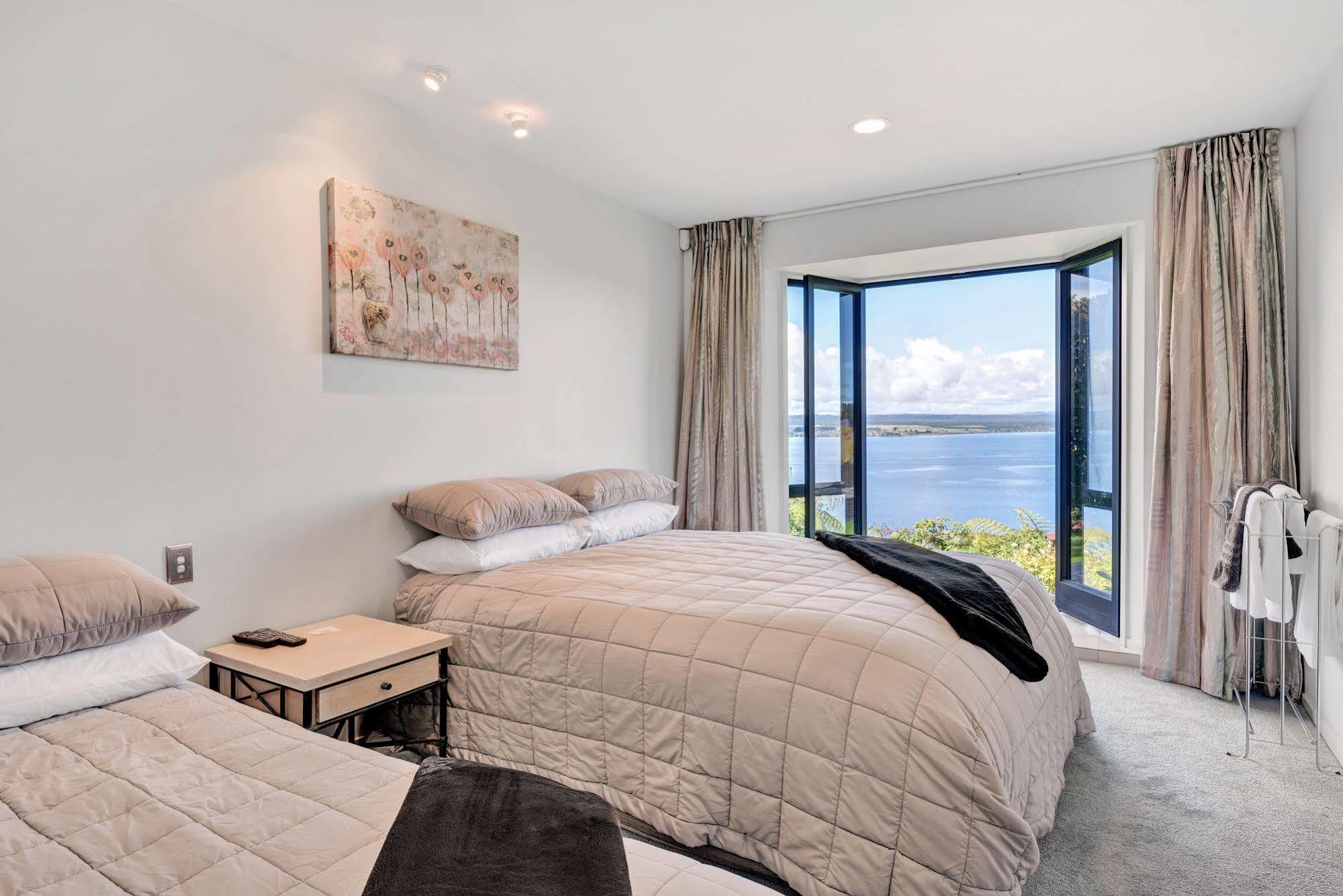 Serenity On Wakeman Lago Lago Taupo Esterno foto